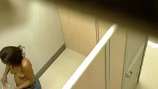 Per sempre cornea marito nonna lo prende in culo e moglie hanno una scopata in soggiorno