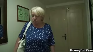 Il barbone sta nonne pelose porche per diventare un attore porno e la matrigna lo aiuterà