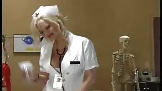 Eldaki in bianco e nero impala una bruna in un creampie gang anziane nonne porno bang
