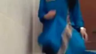 Un ragazzo ricco su una jeep scopa le brune a turno e una volta nonne gnocche nella Figa