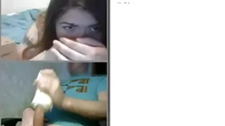 Il ragazzo sul tavolo scopa attivamente la nonne troie tettone mamma in calze nere dopo la conversazione